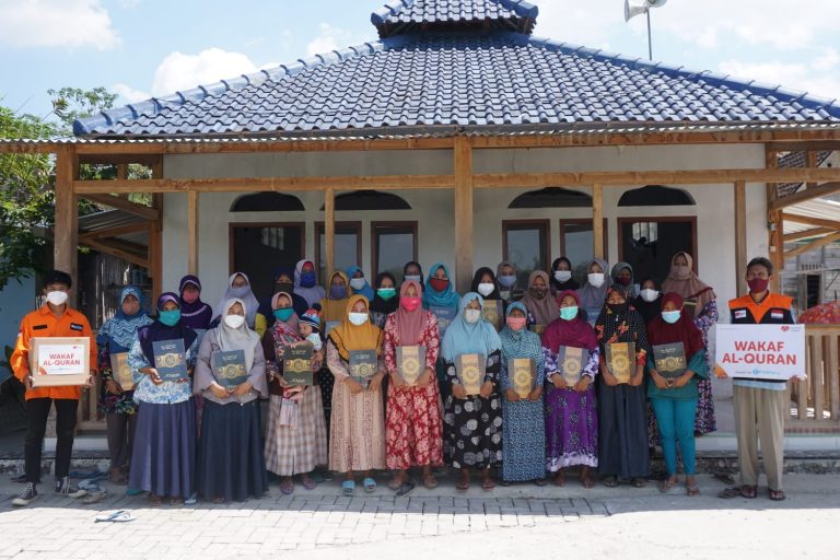 Rumah Zakat Salurkan 500 Paket Wakaf Al-Qur’an di Kabupaten Blora