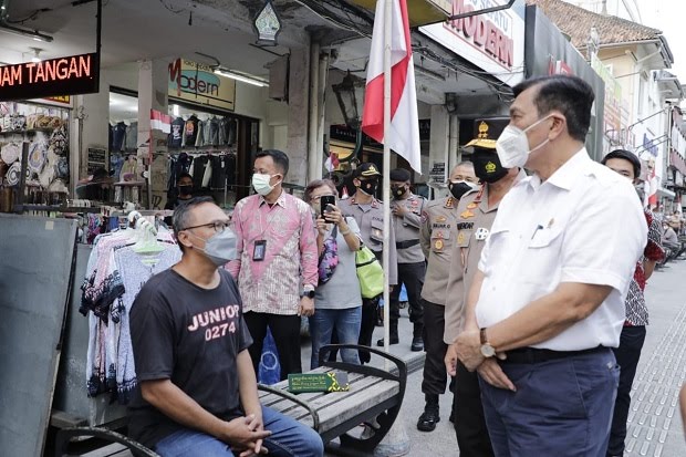 Luhut : Sektor Ekonomi Akan Dibuka Bertahap Jika Masyarakat Taat Prokes