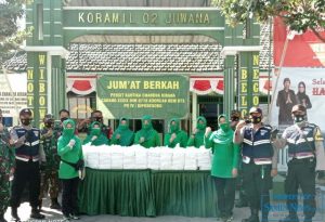 Ketua Persit Kartika Candra Kirana (KCK) Cabang XXXIX Kodim 0718 Pati, Ny Iing Adi Ilham Zamani bersama anggota tengah mempersiapkan pemberian nasi kotak pada Jumat Berkah, hari ini di depan Koramil 02 Juwana.(Foto:SN/dok-sri)