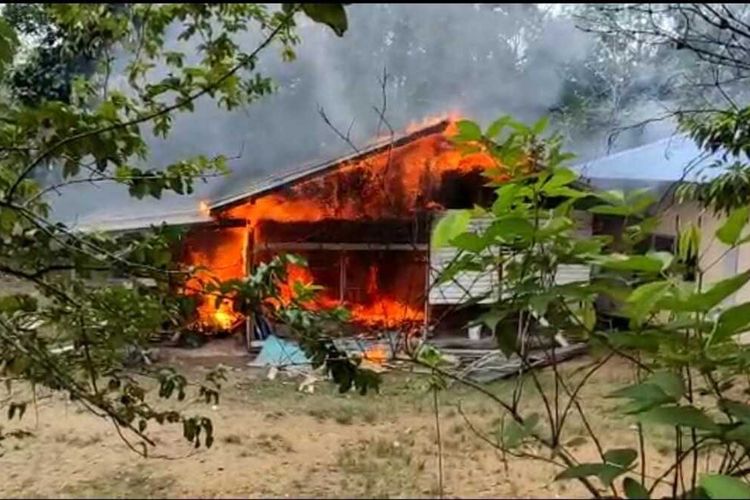 Masjid Jemaah Ahmadiyah di Sintang, Kalimantan Barat Digeruduk Massa, Bangunan Rusak dan Terbakar