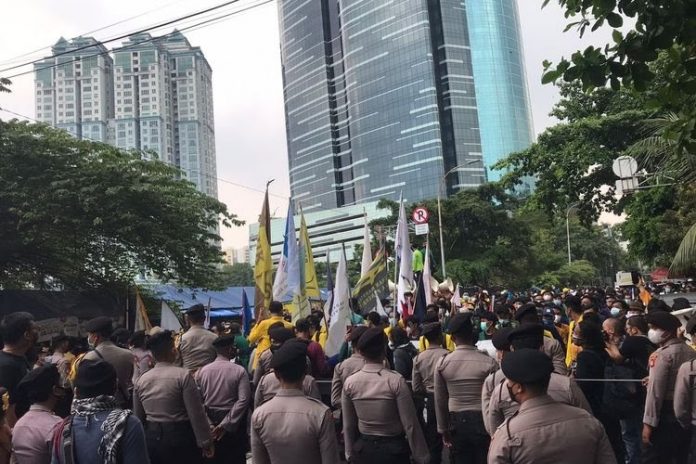 Aparat kepolisian berjaga-jaga dan mengamankan aksi massa oleh Aliansi BEM SI bersama GASAK di depan gedung KPK, foto : Kompas.com/Irfan Kamil