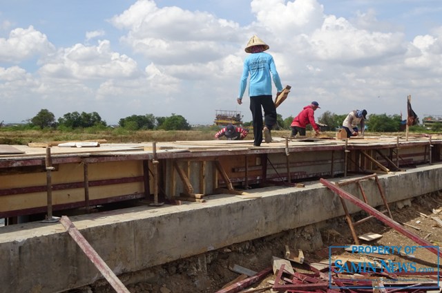 Rekanan Pelaksana Paket Pekerjaan Dermaga Tambat Kapal Agar Menambah Pekerja Pembuatan Begisting