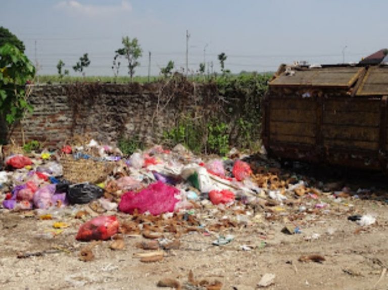 Sampah di Halaman Belakang Pasar Kayen; Untuk Membuang di Tempat Ini harus Merusak Pintu Pagar
