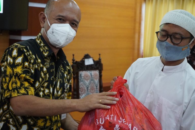 Galakkan “Kita Jaga Kyai”, Baznas Bagikan 200 Paket Sembako