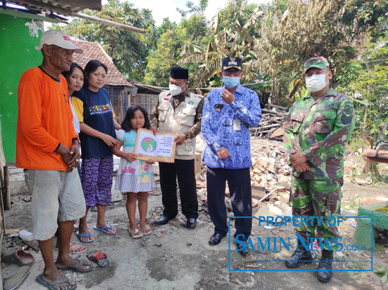 Yayasan Subur Makmur Sejahtera Beri Bantuan Kepada Warga Randukuning yang Rumahnya Terbakar