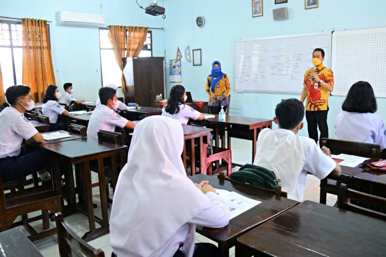 Tinjau PTM, Bupati Minta Para Guru Aktif Memberikan Edukasi Seputar Covid-19