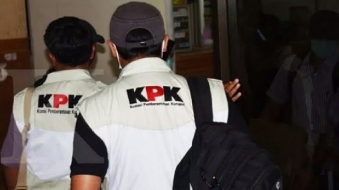 Tim KPK melakukan penggeledahan. FOTO: ilustrasi/Istimewa