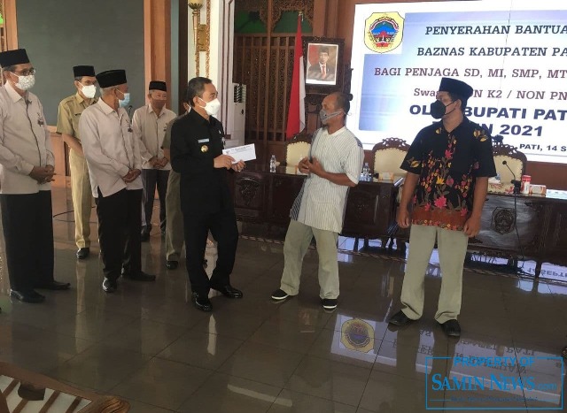 Baznas Pati Serahkan Bantuan bagi 773 Penjaga Sekolah