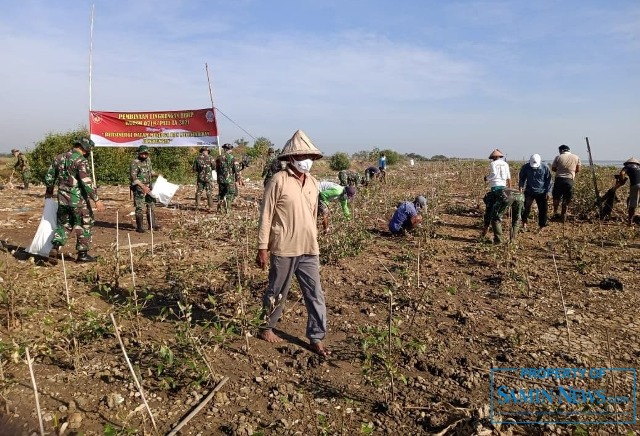 Pemdes bersama Sejumlah Pihak Gotong Royong Bersih Pantai Pangkalan