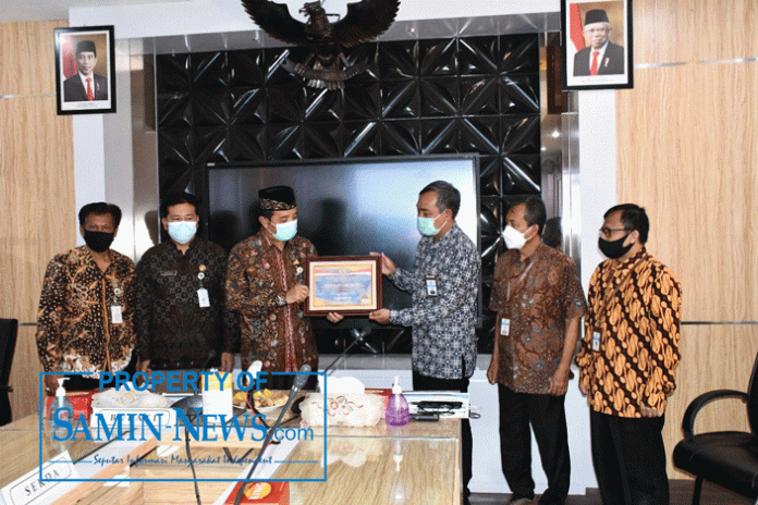 Kepala KPPN Pati menyerahkan Piagam WTP yang diterima Bupati Rembang, H. Abdul Hafidz