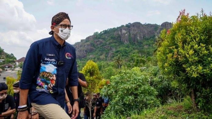 Menteri Pariwisata dan Ekonomi Kreatif (Kemenparekraf) Republik Indonesia, Sandiaga Salahuddin Uno ketika mengunjungi Desa Nglanggeran, Kabupaten Gunung Kidul, Daerah Istimewa Yogyakarta (DIY) foto: dok Kemenparekraf