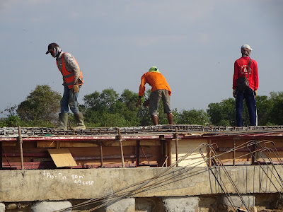 Kelompok Pekerja Pembuat ”Begisting” Dermaga Kolam Tambat Kapal Menunggu Kelompok Kerja Pembesian