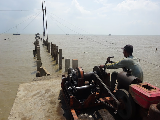 Pemancangan Mini Sheet Pile untuk Dermaga Tambat Perahu Nelayan Banyutowo, Satu Hari Hanya Tiga Batang