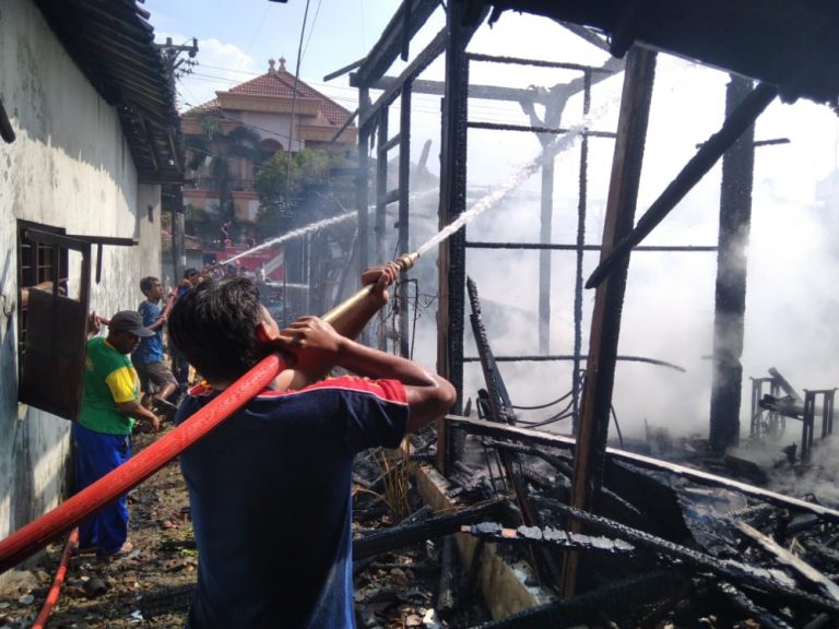 Dua Rumah Bersambung di Bajomulyo Musnah Terbakar