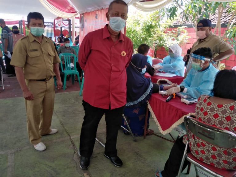 Anggota DPRD Pati, Noto Subiyanto Tinjau Langsung Vaksinasi Covid-19 Massal di Panjunan