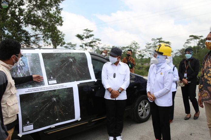 Kepala BMKG Dwikorita Karnawati saat mengunjungi kawasan Bendungan Kali Gendol, Yogyakarta, Sabtu (10/10).