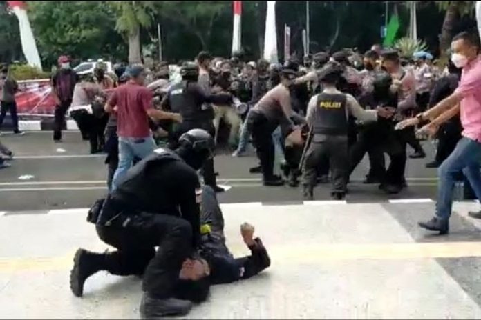 Potongan gambar video viral mahasiswa dibanting polisi. (Sumber: istimewa)