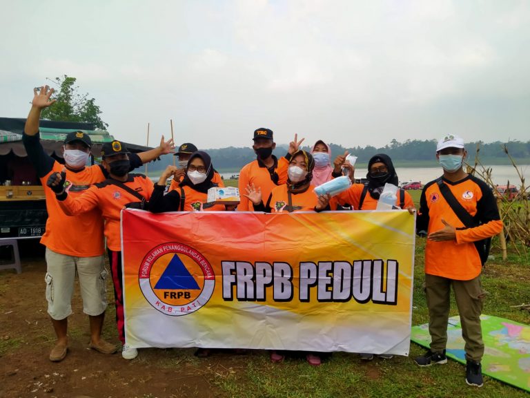 FRPB Pati Masih Peduli Membagikan Masker Kepada Pengunjung Kawasan Waduk Gembong