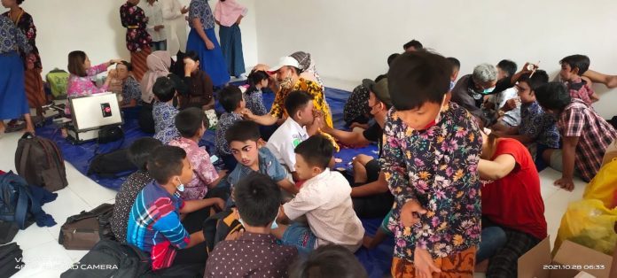 Anak-anak SD Negeri Metaraman, Kecamatan Margorejo akan mengawali penampilan hasil Gerakan Seniman Masuk Sekolah (GSMS) berupa pertunjukan seni ketoprak, tengah melakukan proses rias sebelum tampil di panggung Sanggar Kegiatan Belajar (SKB) Pati, Kamis (28/Oktober) hari ini.(Foto:SN/dok-ed)
