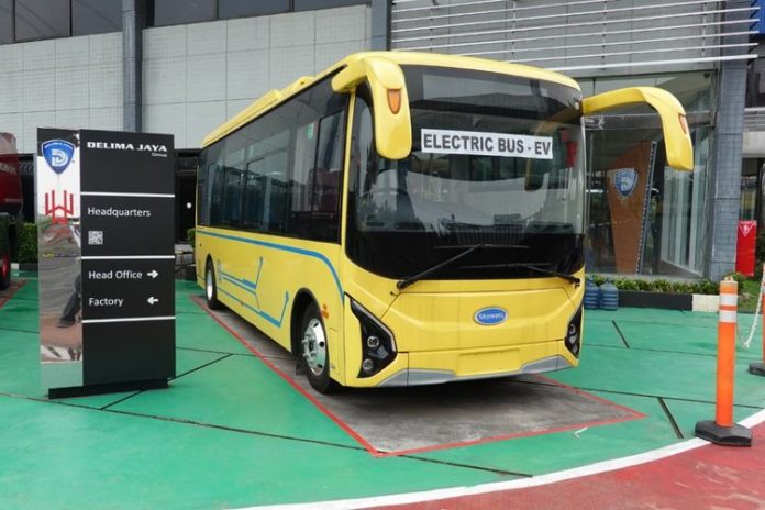 Pemerintah menyiapkan segala sesuatunya kendaraan konvensional beralih tenaga listrik. Foto: Electric Bus-EV, Delima Jaya