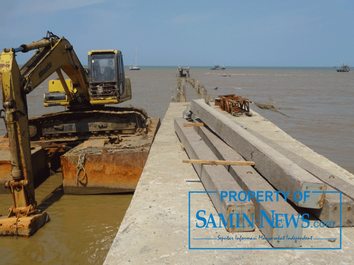 Material dan alat berat jenis ekskavator yang tidak sesuai spek teknik pekerjaan pemancangan mini sheet pile dermaga tambat perahu nelayan di kawasan TPI Banyutowo, Kecamatan Dukuhseti, Pati.(Foto:SN/aed)