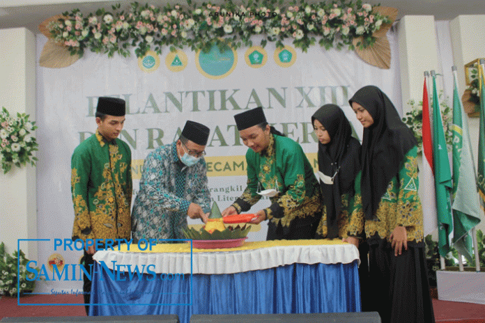 Acara potong tumpeng saat pelantikan PAC IPNU-IPPNU Kecamatan Trangkil orbitkan dua program unggulan