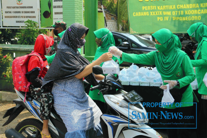 Pembagian nasi kotak oleh Persit Cabang XXXIX Kodim Pati ke warga