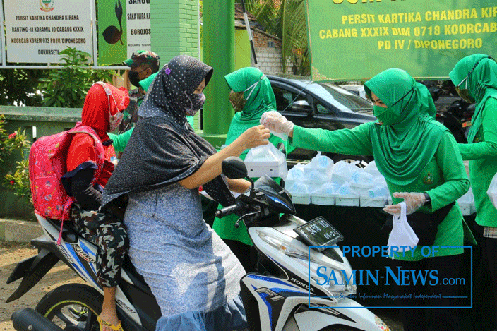 Jumat Berkah, Persit Cabang Pati Bagikan 100 Nasi Kotak