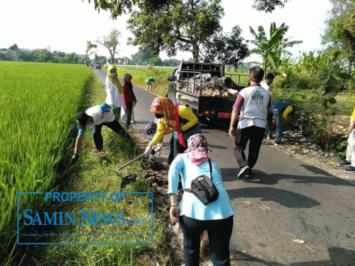 Kegiatan bakti sosial membersihkan lingkungan dari penumpukan sampah oleh DLH Pati