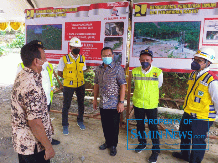 Anggota DPR RI, Sudewo (tengah-kanan) saat meninjau proges pembangunan jembatan gantung, Kamis (21/10/2021)