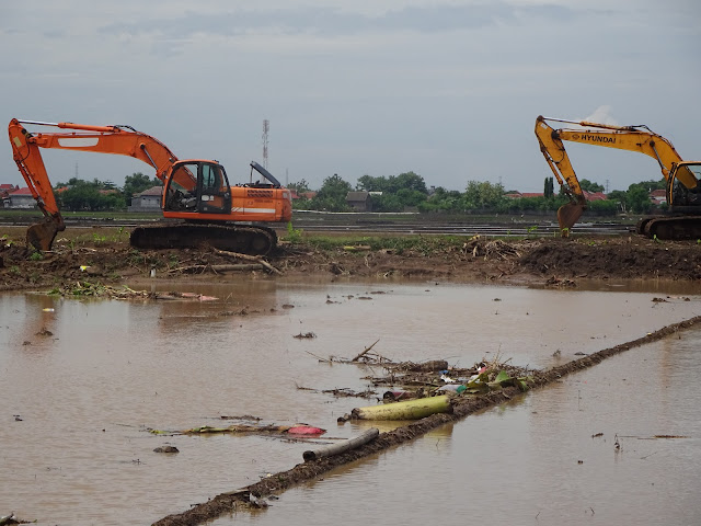 Gelontoran Air Kali Limpas, Dikabarkan Tanggul Bobol