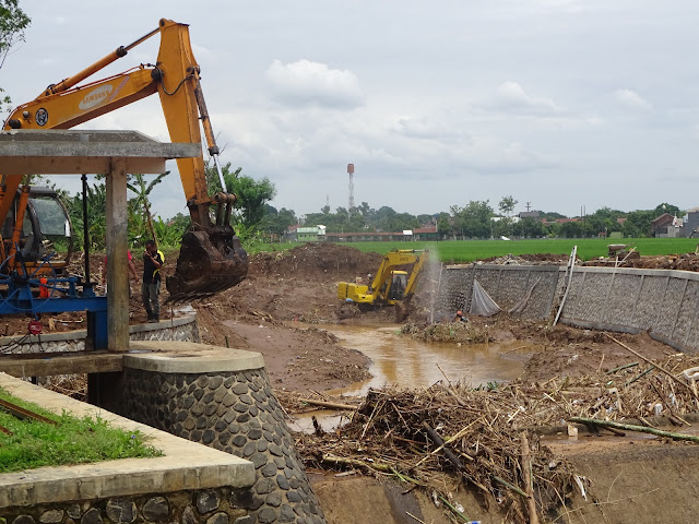 Pelaksanaan Paket Pekerjaan di Jaringan Irigasi Direpotkan Menumpuknya ”Sangkrah” di Bendung