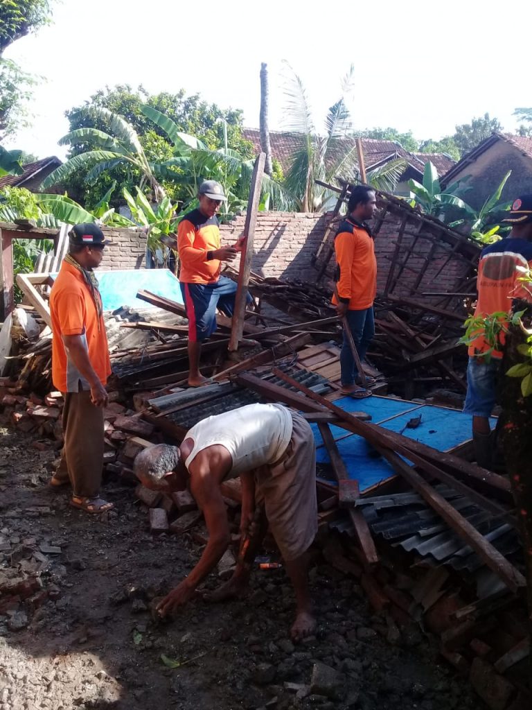 Relawan Tunggul Wulung Bantu Bersihkan Puing Rumah Roboh di Dukuhseti