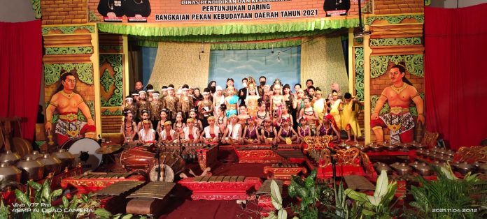Peserta pembelajaran GSMS SDN Kudur, Kecamatan Winong yang siap menampilkan besutan cerita ''Sang Gajahmada'' pada hari ke-8 tampilan pertunjukan ketoprak GSMS, Kamis (4/November) kemarin.(Foto:SN/dok-ed)