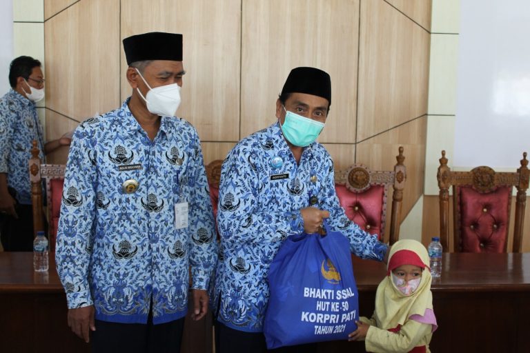 Peringati HUT KORPRI, Diskominfo Pati Bagikan Sembako di Jakenan