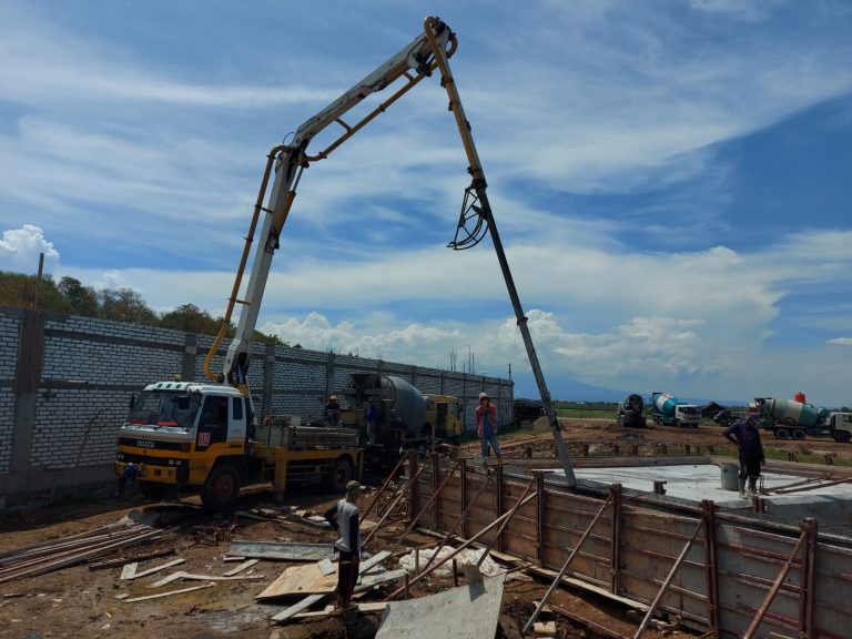 Dengan Truk Molen dan Truk Berpompa, Rekanan Mengakhiri Pengecoran Dermaga Kolam Tambat Kapal di Juwana