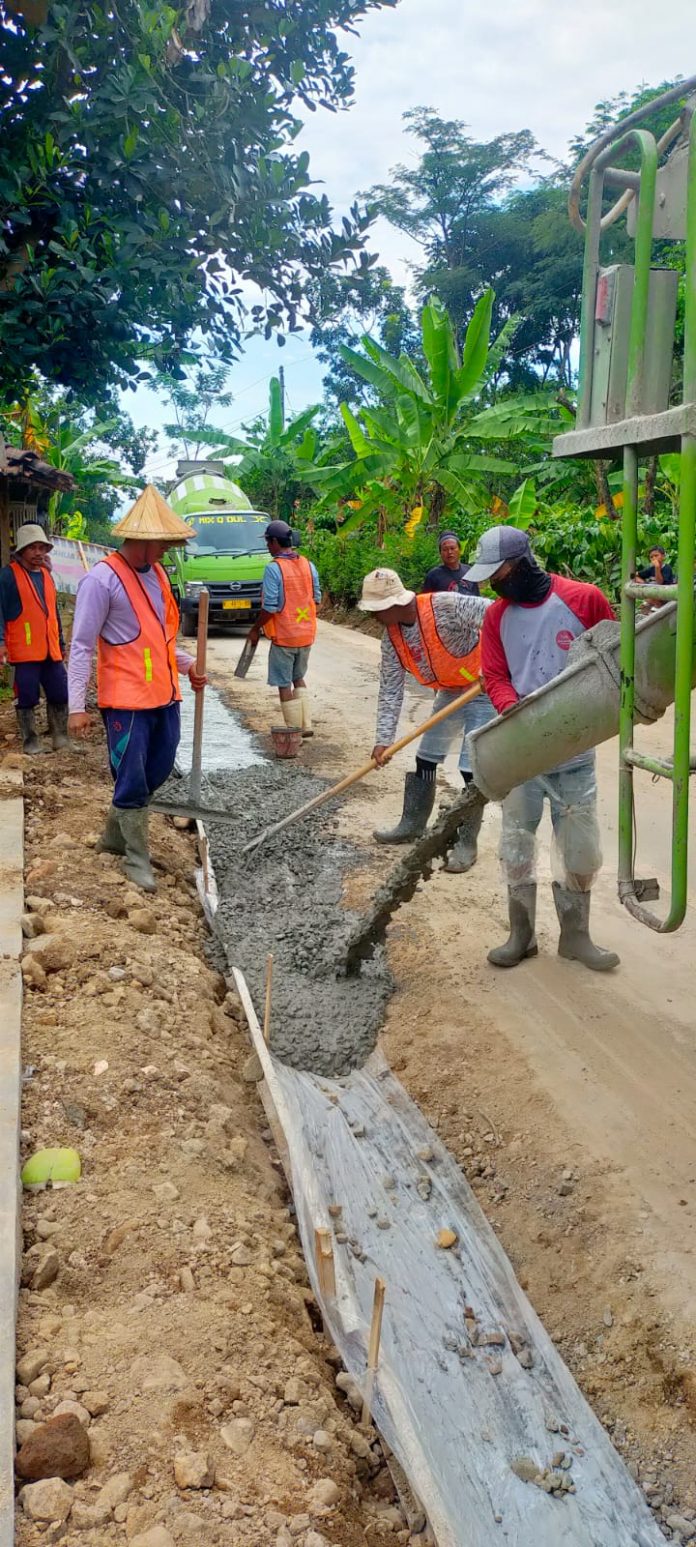 Pengecoran untuk melebarkan akses ruas jalan keluar dari objek agrowisata Jolong, Desa Sitiluhur, Kecamatan Gembong lewat Desa Pohgading, kecamatan setempat.(Foto:SN/dok-cip)
