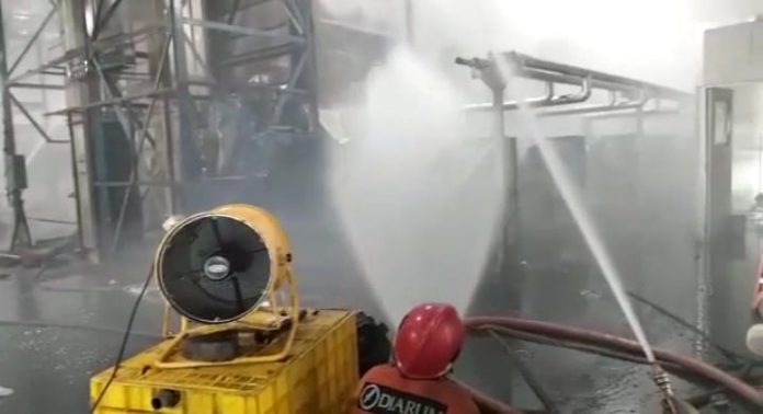 Kembali terjadi upaya pemadaman pada salah satu tungku oven kacang yang masih memunculkan keu;an asap dan api.(Foto:SN/dok-yon)