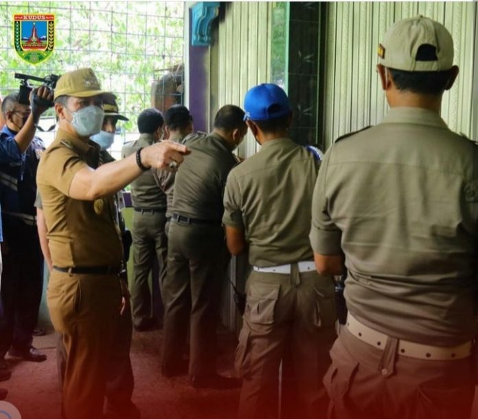 Bupati Kudus, Hartopo bersama tim aparat gabungan menyegel 17 tempat karaoke, Senin (8/11/2021), foto: dok Pemkab Kudus