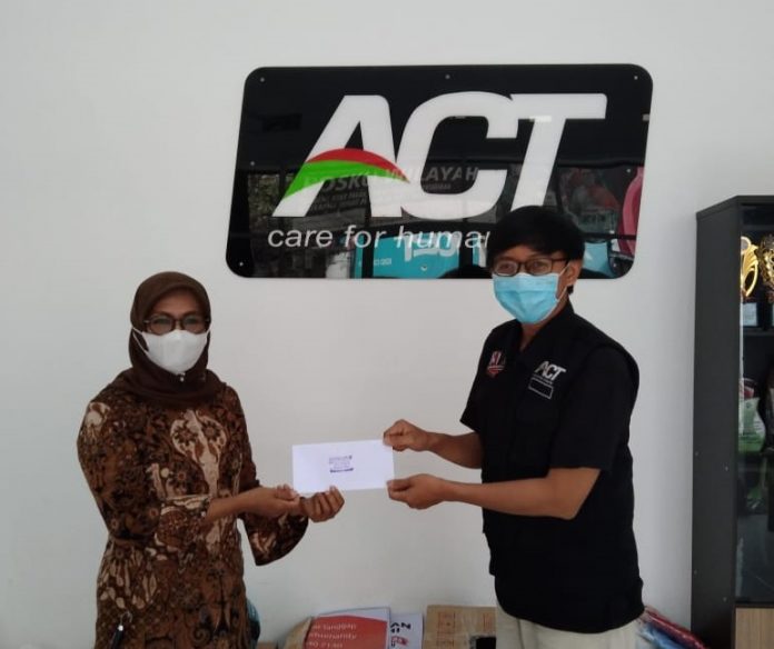 Ketua Sentra Layanan UT (SALUT) Cempaka Pati, Daryati SPd MPd saat menyerahkan bantuan untuk korban erupsi Semeru dengan mendatangi Sekretariat Aksi Cepat Tanggap (ACT), di Kompleks Pecinan Pati.(Foto:SN/dok-dar)