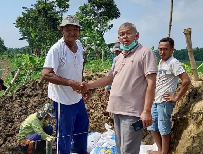 Wakil Ketua II DPRD Pati, H Hardi bersama warga saat memperbaiki tanggul jebol di Desa Koripandiyo, Kecamatan Gabus, Jumat (10/12/2021)