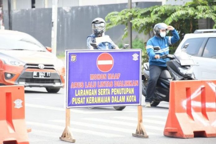Ilustrasi penyekatan jalan saat pemberlakuan PPKM,