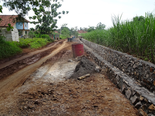 Jalan Poros Desa Badegan – Sukoharjo Bila Hujan Tak Pernah Bebas dari Endapan Lumpur