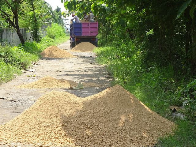 Akses Jalan Berlubang ke Lorong Indah Ditutup dengan Padas