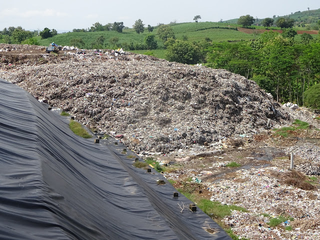 Operator Alat Berat Belum Bisa Angkat Sampah TPA Pada Ketinggian Tertentu