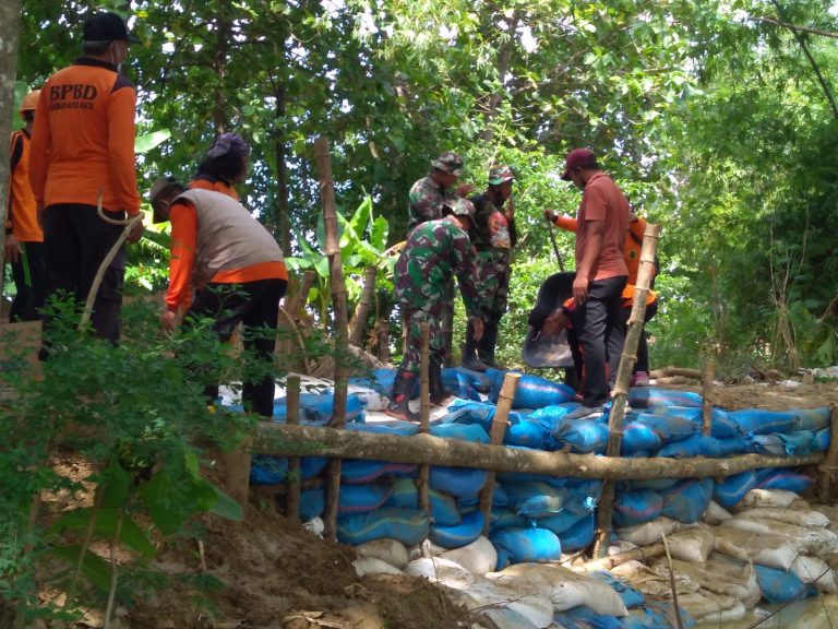 FRPB Pati Kerja Bakti Ikut Memperbaiki Tanggul Bobol di Ketitang Wetan