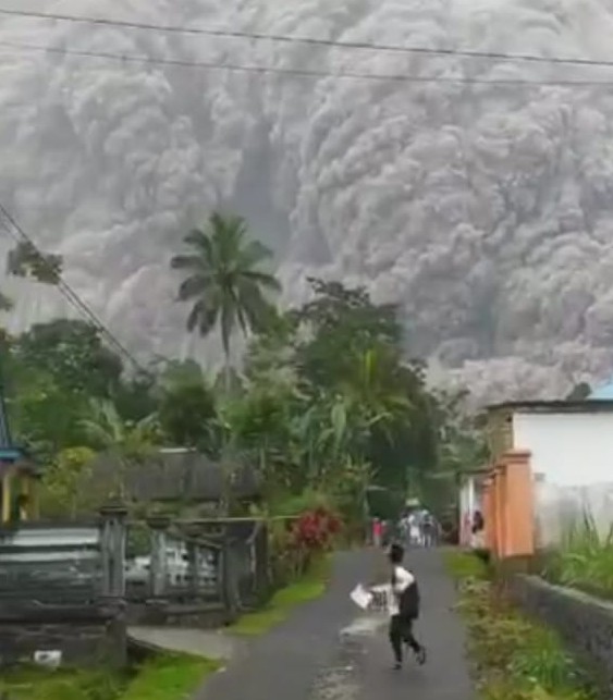 14 Orang Meninggal Dunia dan Puluhan Jiwa Mengungsi Dampak Erupsi Semeru