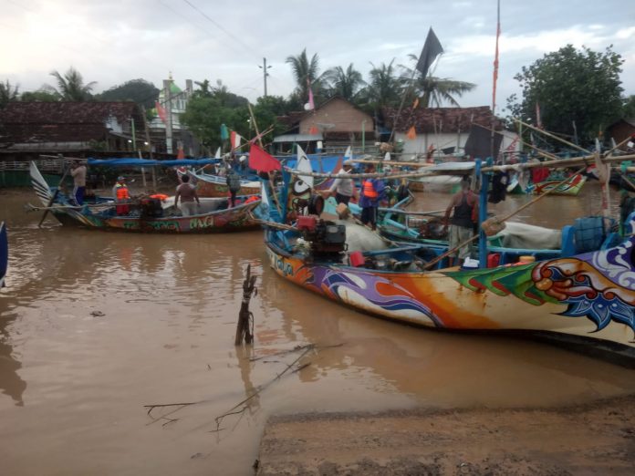 Perahu nelayan Desa Puncel, Kecamatan Dukuhseti, Pati saat tambat di alur Kali Puncel atau sekitar depan Tempat Pelelangan Ikan (TPI) setempat.(Foto:SN/dok.tw)