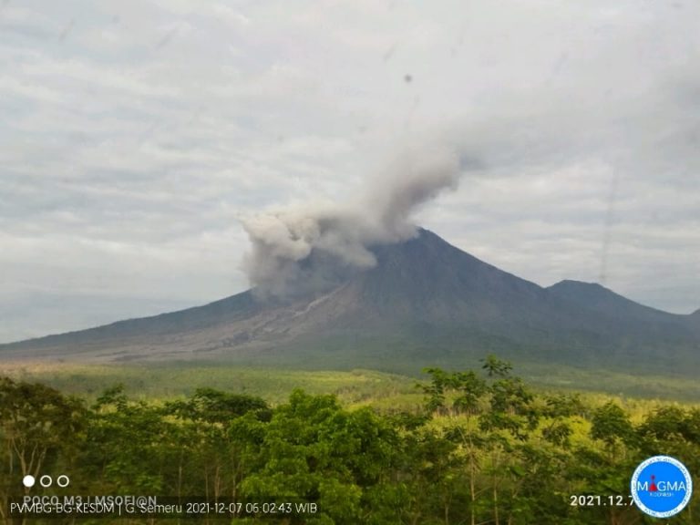 Gunung Semeru Tercatat Erupsi Tiga Kali Sejak Dini Hari Tadi