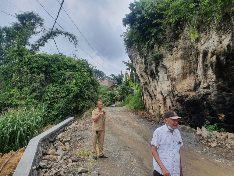 Mepet Jalan;  Bagian Teras Depan Empat Rumah di Maitan Harus Dibongkar